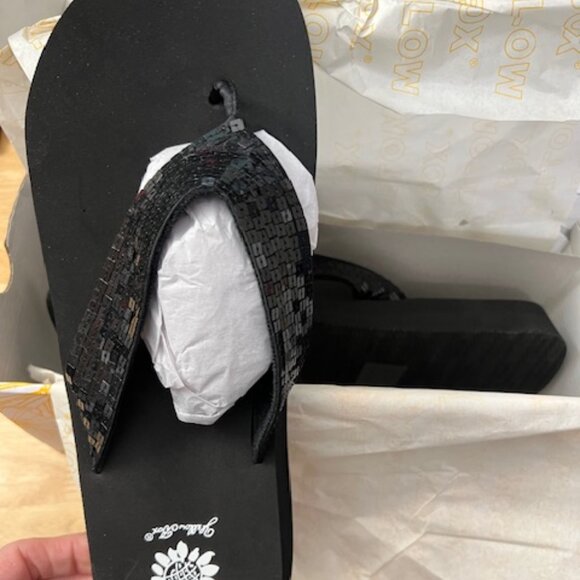 Yellow Box Sandy Sandals Flip-Flops Black Sequin NIB Size 11 - Picture 2 of 5
